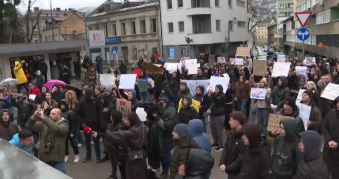 Građani pred Općom bolnicom pružili podršku Elli Jovanović: Kolona krenula prema Vječnoj vatri