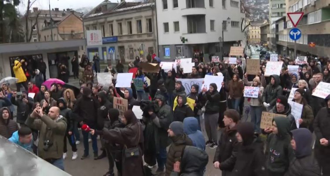 gradjani-ispred-opce-bolnic-n1e