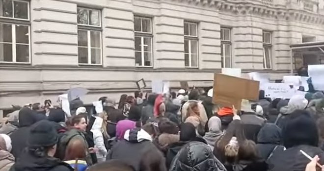 Protesti mladih se i sutra nastavljaju, traže ostavku ministrice Naide Hota Muminović: 'Ni oluja nas neće spriječiti'