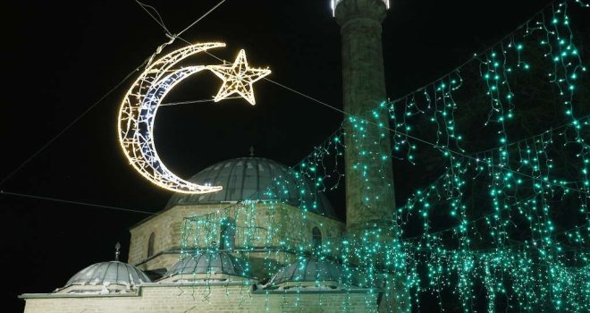 Ukrašena sarajevska Baščaršija: Sa zalaskom sunca klanjat će se prva teravija