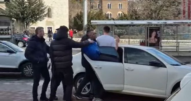 MUP KS o vozaču koji je automobilom krenuo na demonstrante: Imao je tri vrste droge i zabranu vožnje