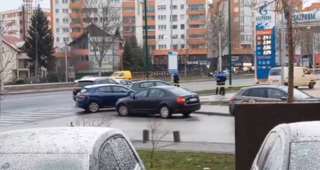 Drama na Ilidži: Muškarac zapalio automobil, bježao i pucao na policiju
