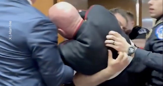 Bivši marinac u Senatu SAD-a protestvovao protiv rata, jedan od senatora pomogao da ga izbace: Slomili mu ruku