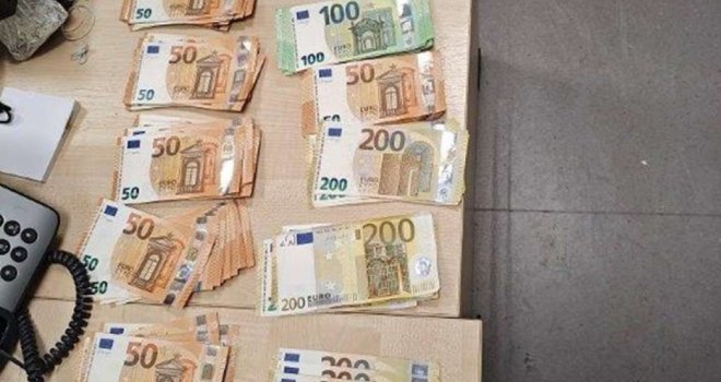 Vozač iz BiH kažnjen sa 6.600 eura zbog 20.000 eura ispod sjedišta