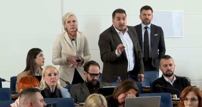 Haos na sjednici Skupštine KS: Zahiragić vrištao nakon što mu je oduzeta riječ, citirao Dinu Merlina pa napustio salu