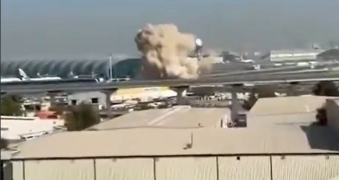 Dron se strahovitom brzinom zabija u aerodrom u Dubaiju, digla se velika pečurka dima: Pojavio se snimak iranskog udara?!