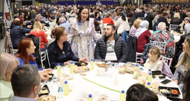 Iftar nad iftarima u Novom Sarajevu: Pogledajte kakvu je ramazansku sofru načelnica Karić priredila za 800 sugrađana