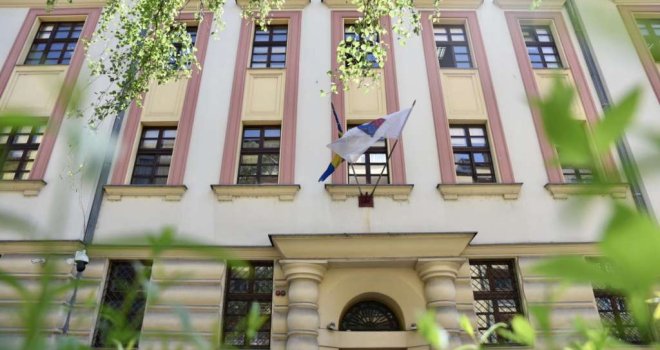 Optužnica protiv dvojice službenika MUP-a KS: 'Zažmirili' na prekršaje, sebi pribavili korist u vidu novca, hrane i pića 