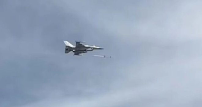 Nevjerovatne scene na nebu iznad Dubaija: F-16 oborio iranski dron pred kupačima