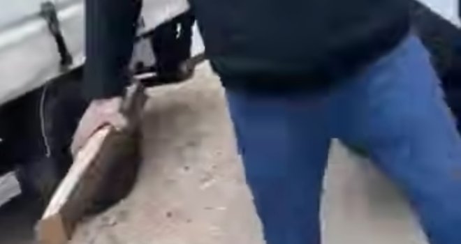 Vozača kamiona pretukao direktor u Tešnju, on ga snimio i prijavio policiji