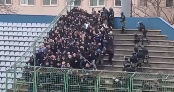   Snimak napada policije na Manijake: Udri, nemoj ih žalit