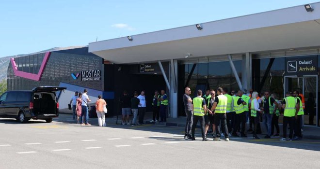 Prvi od 16 rasprodanih charter letova između Bugarske i BiH sletio u Mostar