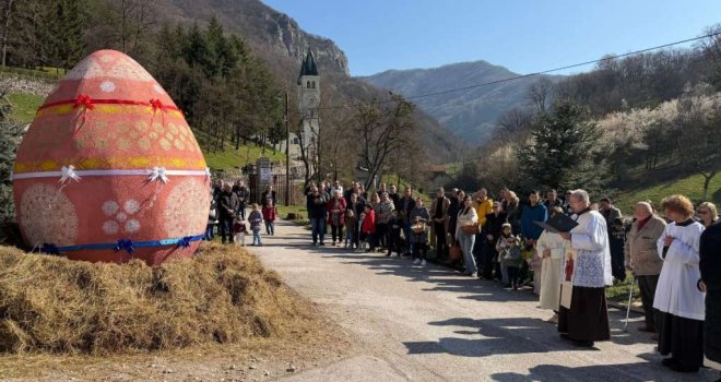Kraljeva Sutjeska: Otkriveno i blagoslovljeno uskrsno jaje visoko 3,33 metra, najveće na Balkanu 