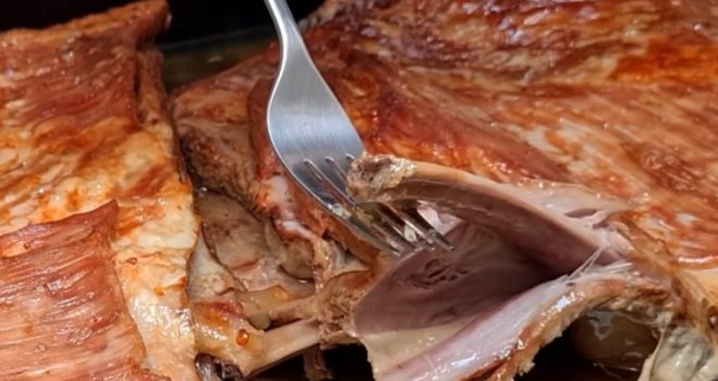 Mesar otkrio tajnu za najsočnije pečenje: Samo premažite meso ovom tečnošću i biće mekano kao puter