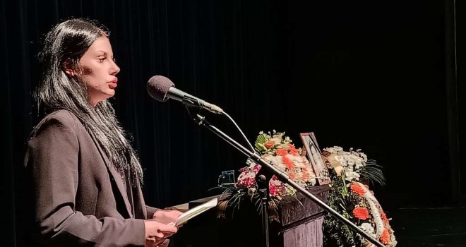 Oproštaj na komemoraciji porodice i prijatelja od zeničke novinarke Alme Huskić