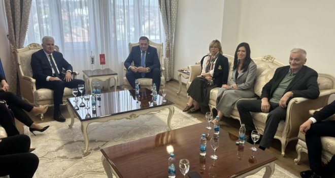 Počeo sastanak delegacija SNSD i HDZ u Banjoj Luci