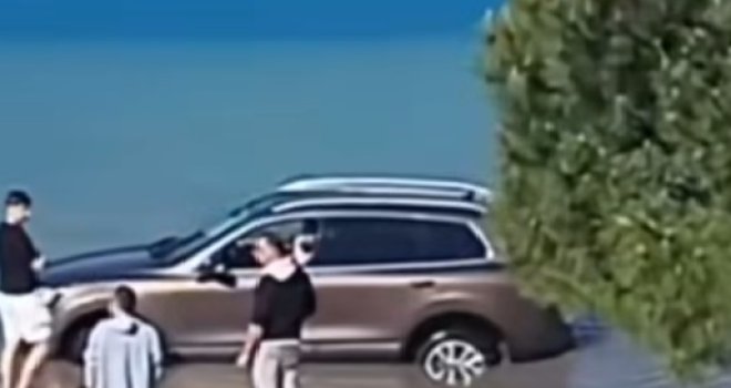 Parking u plićaku u Neumu: Plima i oseka iznenadile vozača, auto završio u moru