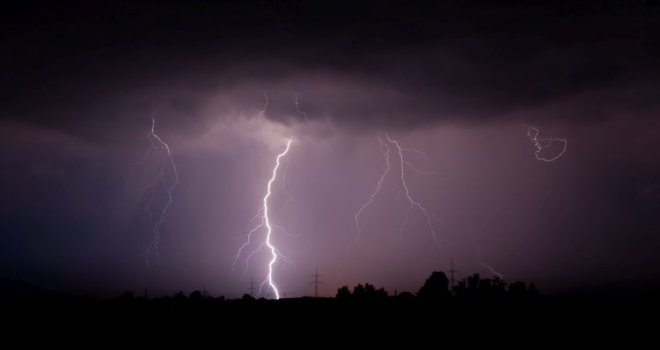 Sloveniju poharalo nevrijeme: Padao grad veličine oraha, vjetar čupao stabla i krovove