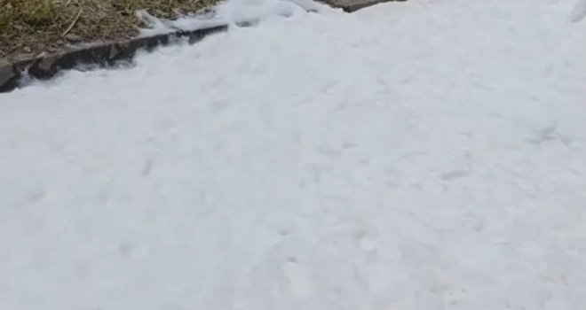 Nevjerovatan prizor u Srbiji: U centru Apatina izbio gejzir od piva i potopio ulicu