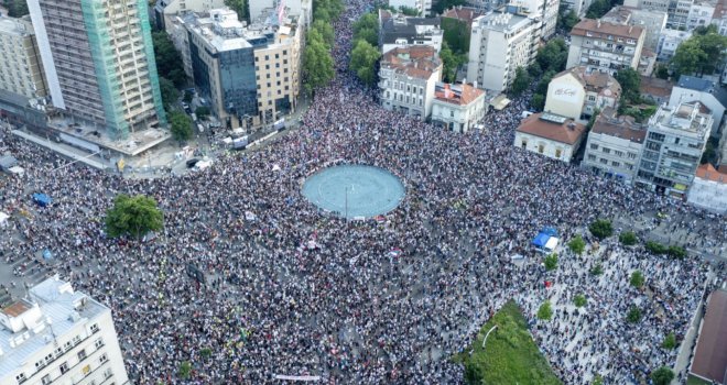 Deseci hiljada ljudi na Slaviji, jake policijske snage okupirale Ćacilend: ‘Ovdje smo zbog laži i terora!‘