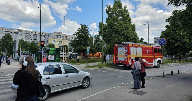 Vanredna situacija u Sarajevu, građanima stižu cisterne s pitkom vodom nakon velikog kvara