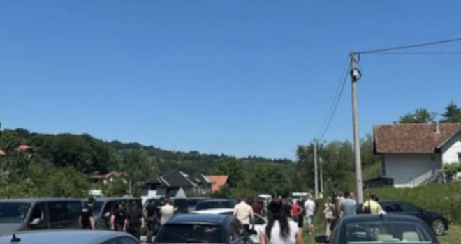 Stravična nesreća kod Živinica: Jedna osoba poginula, saobraćaj obustavljen