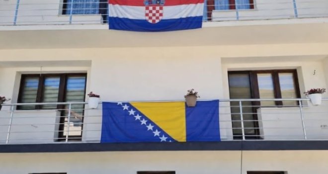 Fotografija iz BiH o kojoj svi pričaju: Na jednom balkonu zastava BiH, na drugom Hrvatske