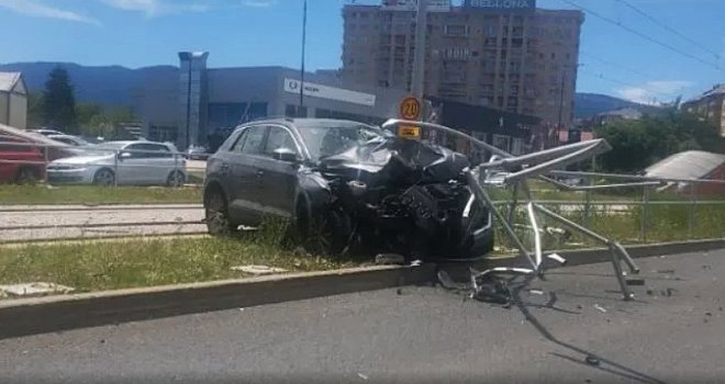 Prednji dio vozila potpuno smrskan: Stravična nesreća na Stupu, zakucao se u ogradu, ima povrijeđenih 
