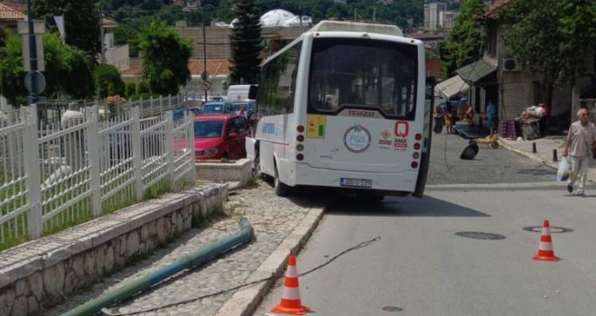 Drama na Kovačima: Autobusu otkazale kočnice, vozač se zabio u stub kako bi spriječio najgore