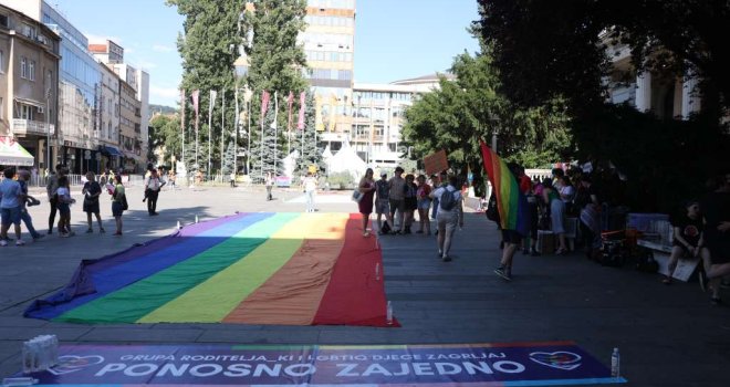 Na Trgu Susan Sontag okupljanje učesnika sedme Bh. povorke ponosa