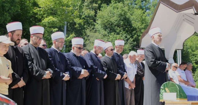 Dženaza u Tihovićima, podsjetnik na zločin nad bošnjačkim civilima: Ukop Đene Hadžića i 15 neidentifikovanih žrtava 