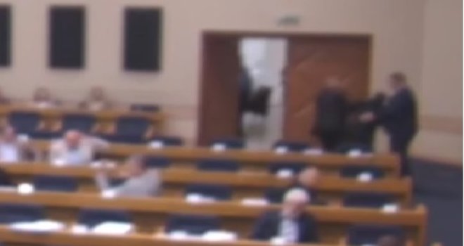 Vukanović iznesen iz NSRS, oteo se obezbjeđenju: Pusti mi ruku!