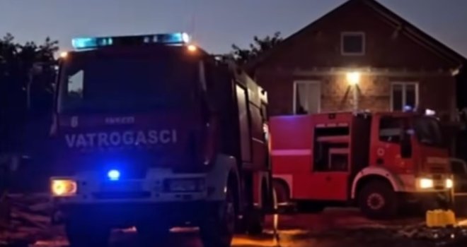 Nesavjesni Sarajlija ispred kuće napravio nelegalnu deponiju: Vatrogasci cijelu noć gasili požar