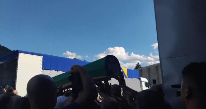 Na rukama najmilijih, tabuti deset žrtava genocida preneseni na Musallu