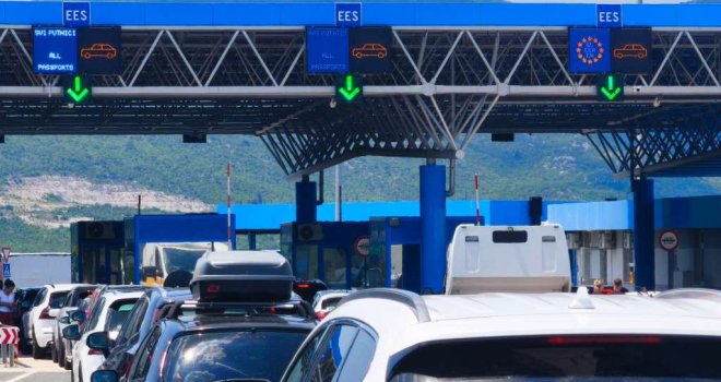 Ljudi pohrlili na more: Intenzivan saobraćaj na cesti Bradina-Mostar, pojačan promet vozila na graničnim prelazima