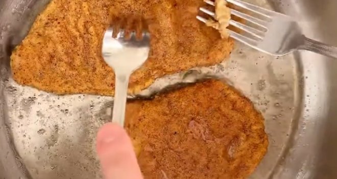 Da li šnicle prvo umočiti u jaja ili brašno? Samo ovaj redoslijed daje savršeno pohovano meso