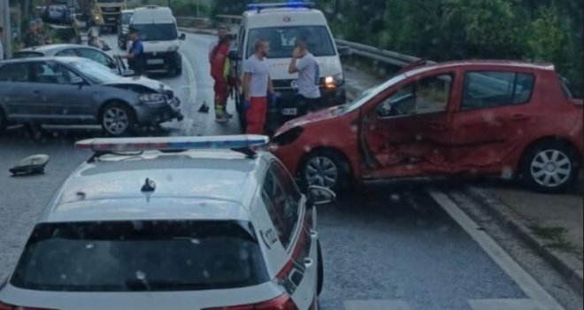 Stvorile se velike gužve na tranzitu: Saobraćajna nesreća u Sarajevu, Hitna i policija na terenu, ima povrijeđenih