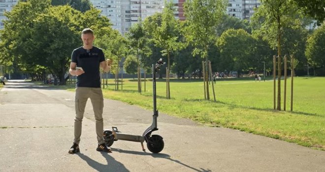 Ginu i djeca i odrasli: Zašto je električni romobil zapravo jako opasan, mnogo opasniji od bicikla?
