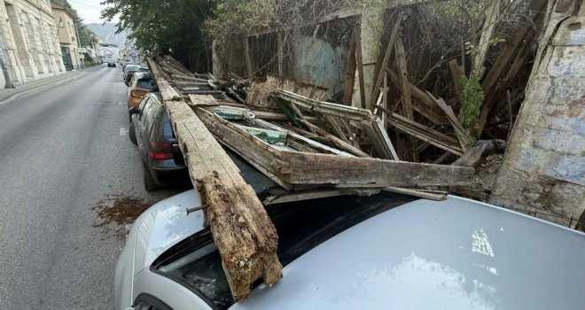 Zid Alajbegovića kuće u Mostaru pao na automobile, pričinjena velika materijalna šteta