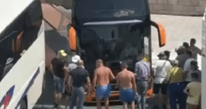 Autobus zapeo na rampi trajekta za Korčulu, ljudi ga tresli i gurali