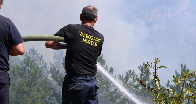 Požar kod poznatog mostarskog kupališta Bunica i dalje bukti, vatra zahvatila veći otvoreni prostor 