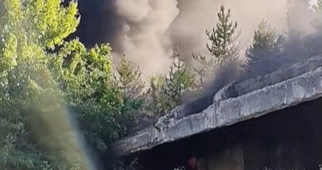 Gori bivša Titova vila u Bugojnu: Vatrogasci se bore s vatrenom stihijom