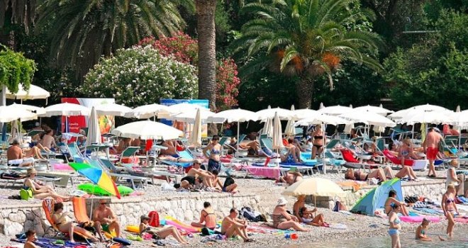 'Pogrešne tablice' na Jadranu: Srbi napadnuti palicama, pogledajte šta je ostalo od vozila 