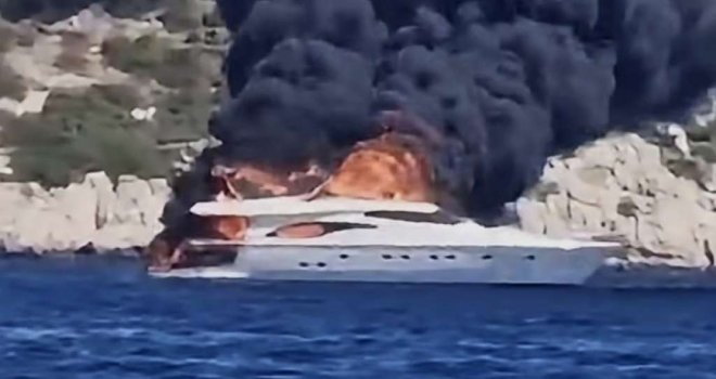 Bezbrižno su plovili, a onda je buknuo požar: Potonula jahta u Trogirskom kanalu