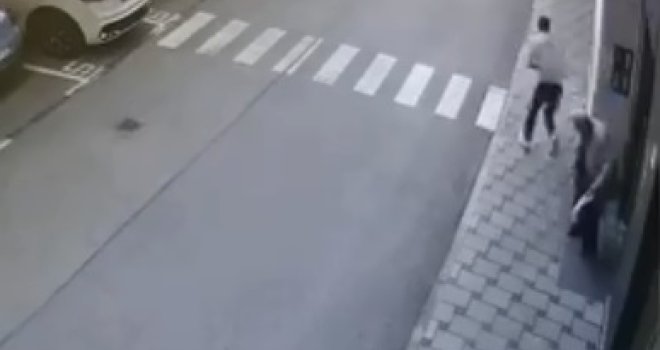 Razbojništvo u centru Sarajeva: Starija žena opljačkana na ulici, kamere snimile napadača