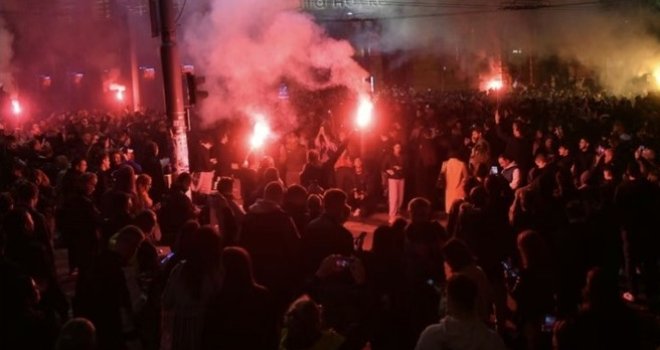 Ludilo na ulicama, slavi se pobjeda: Pogledajte kako večeras izgledaju ulice Beograda, sve 'gori' 